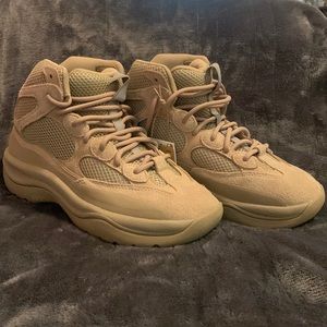 ❌SOLD❌Yeezy DSRT Boot - Size 7.5
